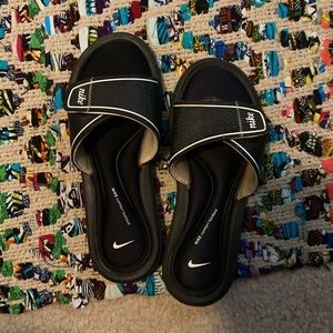 Nike gel slides.